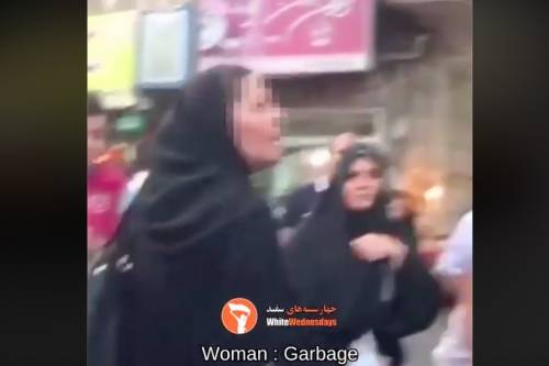 Iran, religioso ammonisce donna: "Sistema il velo o sarai arrestata"