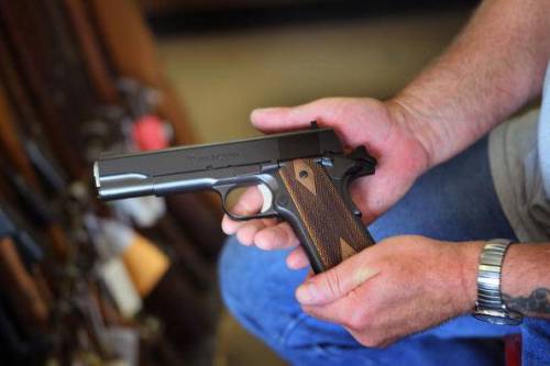 Torino, ex poliziotto ucciso da figliastro con una pistola rubata