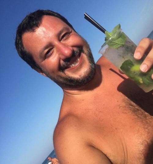 Il faccia a faccia in spiaggia in Versilia tra Salvini e il vu cumprà