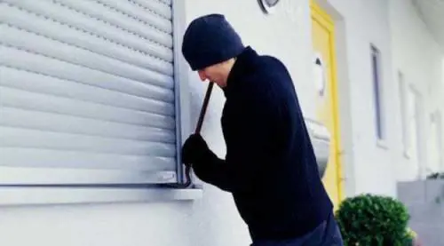 Forza la porta di una casa per "regalarla" agli amici: romeno in manette