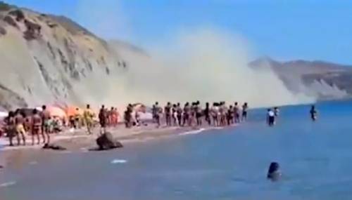 Agrigento, paura fra i bagnanti: crolla una parte di montagna