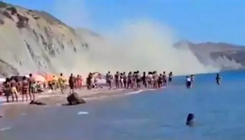 Agrigento, paura fra i bagnanti: crolla una parte di montagna