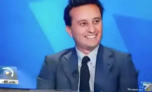 Parenzo beccato a ridere mentre si parla di Genova. Scoppia la bufera online. Lui si difende: "Fake news"