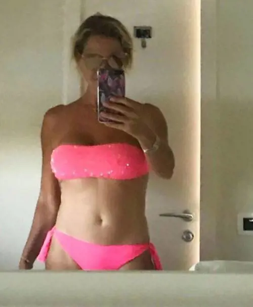 Simona ventura sexy allo specchio: "Faccio ancora la mia porca figura"