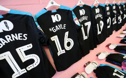 Norwich, ai rivali lo spogliatoio rosa