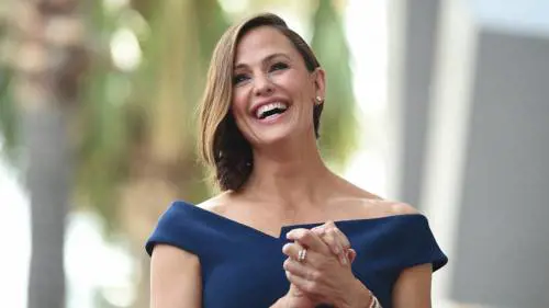 Jennifer Garner, sfila sulla Walk of Fame con un abito di Meghan Markle