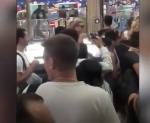 Napoli, passeggeri senza ticket ai varchi della stazione: "Dai, uno che lo faccia!"