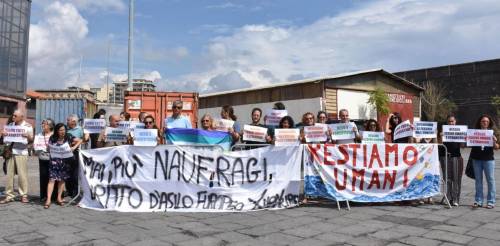 Salvini sbeffeggia i contestatori che vogliono i migranti della Diciotti: "Glielo mandiamo un bacione?"