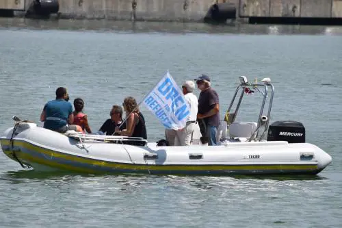 Diciotti, la sinistra all'attacco. Un gommone tenta l'abbordaggio