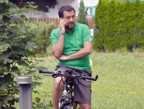Salvini tira dritto sulla Diciotti: "Italiani ostaggio dei migranti"