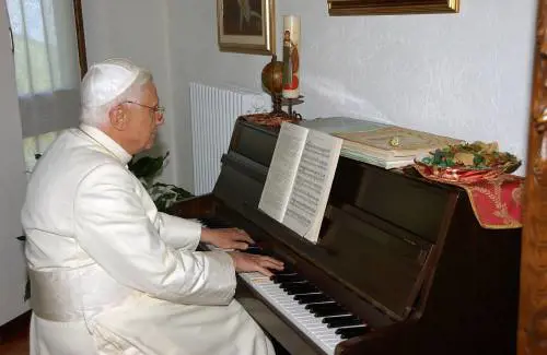 Se un membro della Cei attacca la Messa in latino di Ratzinger