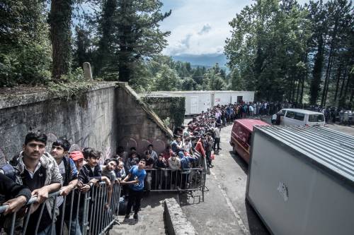 Fedriga lancia l'allarme: "15mila immigrati in arrivo dai Balcani"