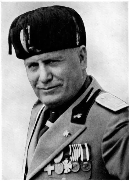 Posta foto di Mussolini e Hitler: indagato sottoufficiale della Guarda Costiera