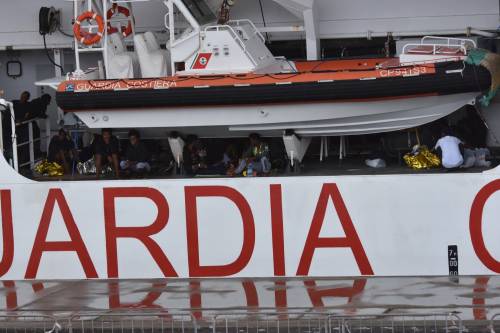 Blitz della Guardia costiera: "Autorizzate lo sbarco". Salvini: "Prima l'identificazione a bordo"