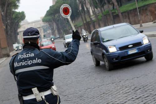 Piacenza, marocchino ubriaco fermato da polstrada aggredisce agenti