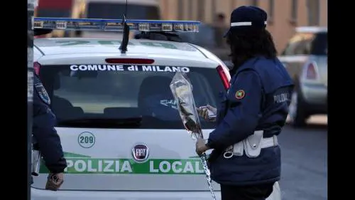Pachistano contro la vigilessa: "Donna, non puoi darmi ordini"