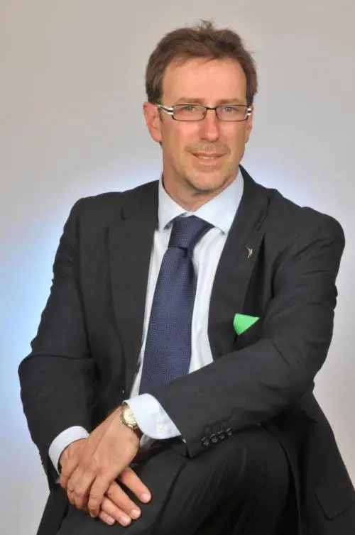 I migranti bivaccano in città: ​il leghista li sgombera da solo