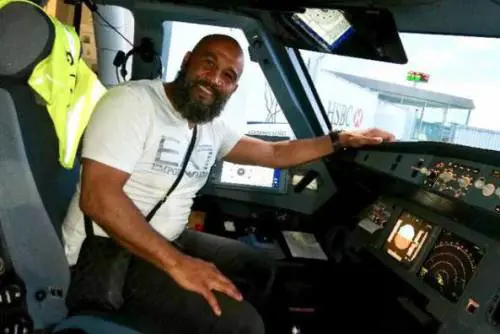 Vuole dirottare l’aereo, ma un pugile a bordo lo ferma e lo placca