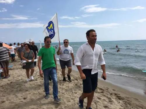 Castellaneta, bagnanti contro blitz leghista: "La 17enne violentata? Chi se ne frega"