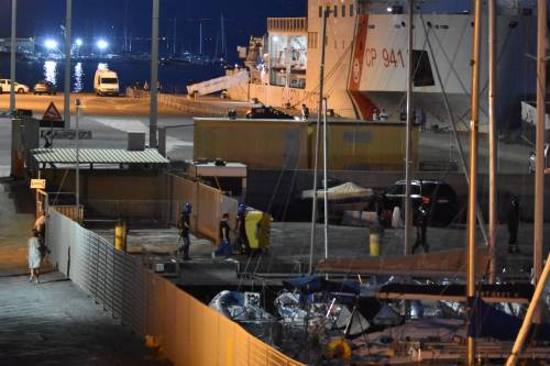 Il mistero a bordo della Diciotti: "Migranti fuggiti con una fune"