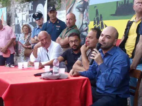 Saviano: "A Riace gestione sana". E il "modello" finisce in manette