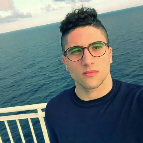 Bimba, papà e nonno rischiano di annegare: il bagnino li salva tutti