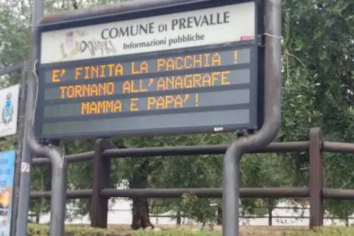 Sul tabellone comunale la scritta anti-gender: "All'anagrafe mamma e papà"