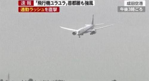 Giappone, aereo tenta l'atterraggio nel tifone: ecco le immagini choc