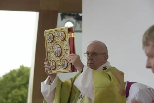 "Per i bimbi gay tante cose da fare con la psichiatria". Bufera sul Papa