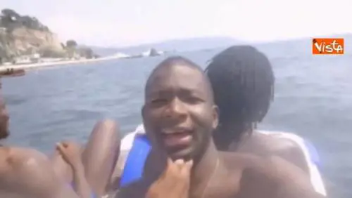 Il rapper migrante insulta Salvini e leghisti: "Vi sputo in faccia"