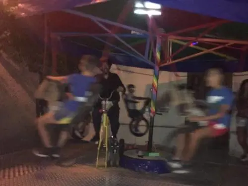 Tragedia sfiorata a Pula: si ribalta una giostra con 10 bambini