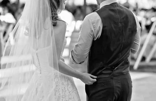 Il matrimonio è choc: sposa il fidanzato morto dentro la bara aperta