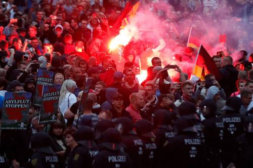 Guerriglia in Germania tra neonazi e antifascisti: circa 20 persone ferite