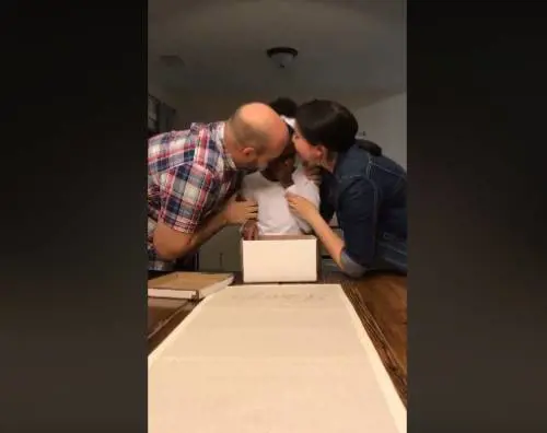 "Stai per essere adottata". La sorpresa alla bambina nel giorno del suo compleanno