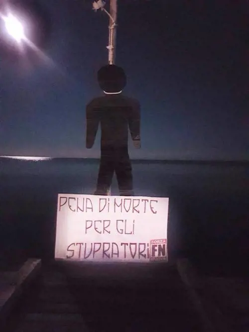 Jesolo, sagoma nera impiccata: "Pena di morte per gli stupratori"