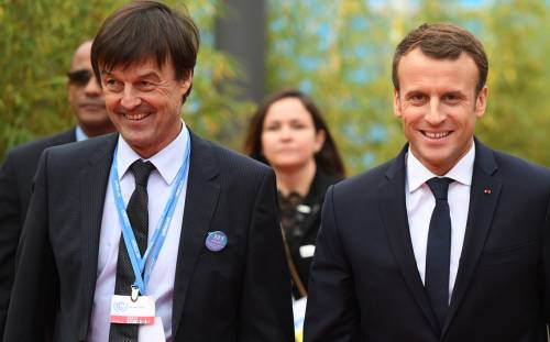 Macron abbandonato da un ministro e scaricato nei sondaggi: ora è crisi