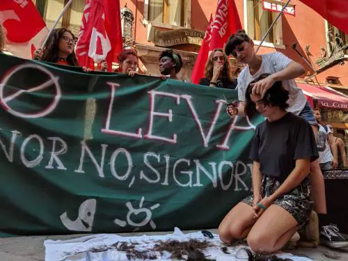 Studenti si rasano i capelli per protesta contro la leva obbligatoria
