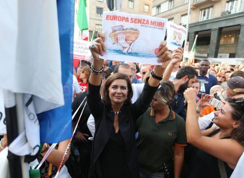 Laura Boldrini in estasi per la Capitana: "La Rackete un'eroina!"