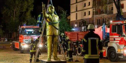Germania, spunta un Erdogan di 4 metri: rimosso per polemiche