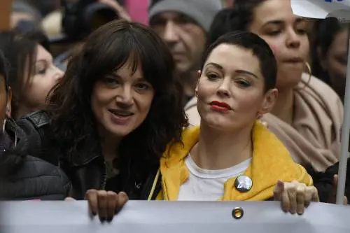 Asia Argento, Rain Dove si corregge sulle foto hot: "Bennett non aveva 12 anni"