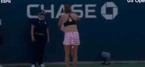 Us Open, lo "strip-tease" a fondo campo diventa... sessista
