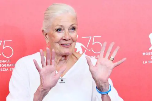 Attrice inglese sbotta: "Migranti? Mi viene da bestemmiare per quanto non si fa per loro"