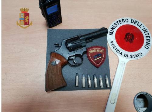 Scoperto in strada col revolver, arrestato 34enne