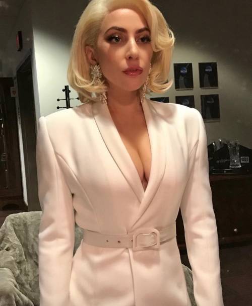 Lady Gaga: prima di Venezia si mostra nuda sui social