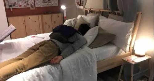 Gb, 200 persone bloccate per un incidente: Ikea offre letti nello store