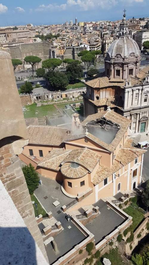 Roma, crolla il tetto di una chiesa del centro