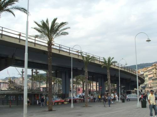 Genova, chiuso il ponte del Lagaccio. E cadono pezzi di Sopraelevata