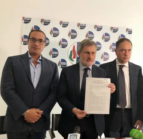 "Denunciamoci tutti". Alemanno lancia la class action pro-Salvini