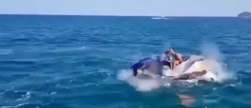 Moto d'acqua esplode di colpo: il video choc pubblicato online