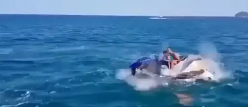 Moto d'acqua esplode di colpo: il video choc pubblicato online